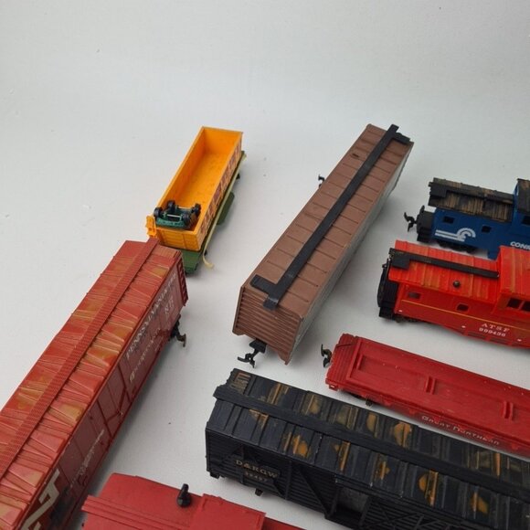 Mixed Lot HO Scale Trains Cars- Freight Boxcars-Flats-Tankers Locomotives T04 - Picture 7 of 13